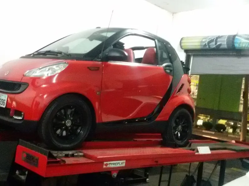 Smart vermelho no elevador de alinhamento e balanceamento em Campinas