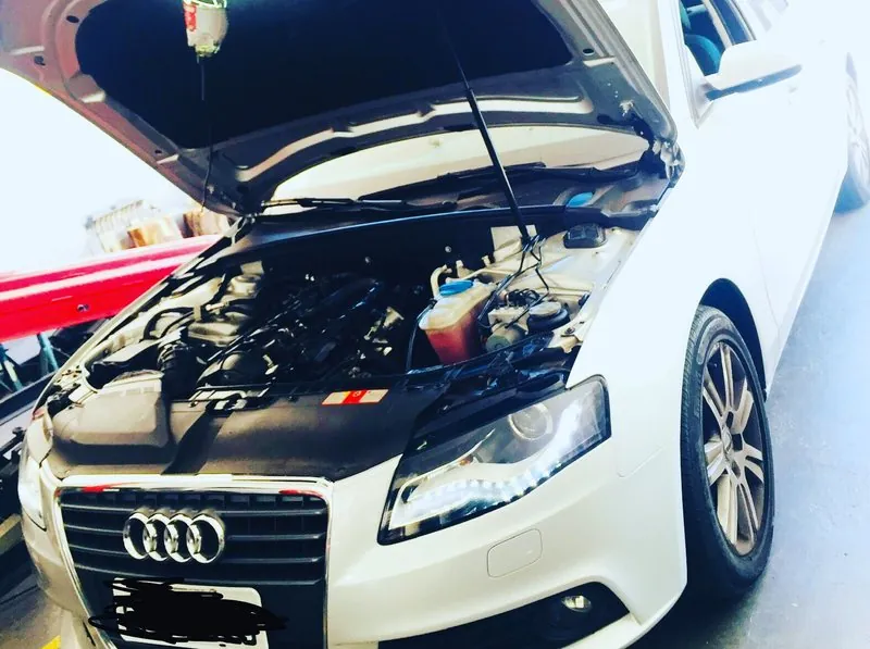 Audi A4 branco em revisão: a Lima Car atende carros nacionais e importados