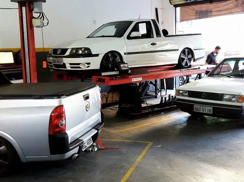Picapes nos elevadores da oficina Lima Car em Campinas